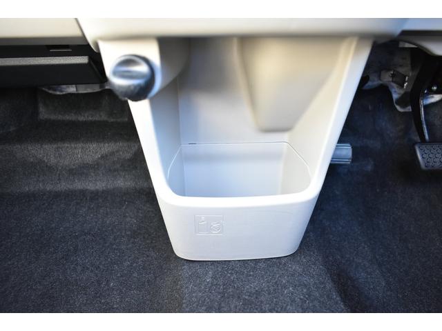 �C���p�l�����ɂ͎��[�|�P�b�g�Ɠd���\�P�b�g����������Ă��܂��B