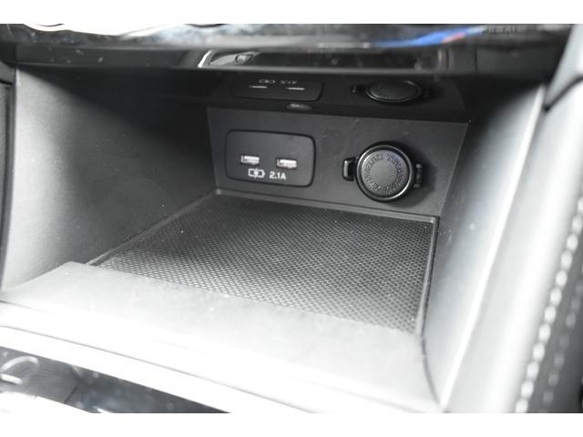 �Z���^�[�R���\�[���ɂ͂t�r�a�|�[�g�Ɠd���\�P�b�g����������Ă��܂��B