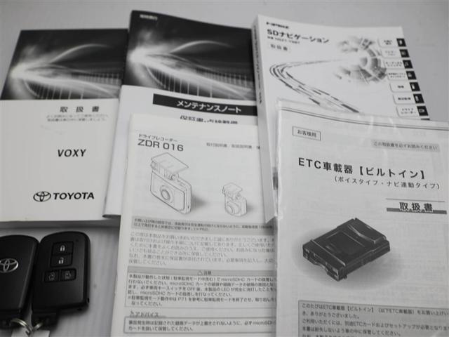 ヴォクシー ＺＳ　煌ＩＩＩ　プリクラッシュ　スマートキ　アイスト　ＤＶＤ再生機能　横滑り防止装置　ナビＴＶ　アルミ　三列シート　ＷＡＣ　盗難防止　オートエアコン　キーレス　ＥＴＣ装備　パワステ　メモリナビ　クルコン　ＡＢＳ（29枚目）