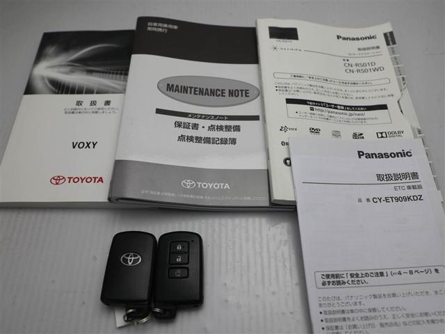 ヴォクシー ＺＳ　地デジ　盗難防止システム　オートエアコン　ダブルエアバッグ　ＤＶＤ再生可　ＥＴＣ　ＬＥＤヘッドライト　キーレスエントリー　メモリーナビ　ナビＴＶ　ＡＵＸ　３列シート　リアオートエアコン　横滑り防止（28枚目）
