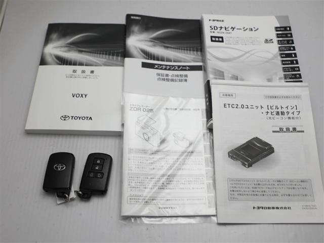 ヴォクシー ZS 煌III プリクラッシュ スマートキ アイスト DVD再生機能 横滑り防止装置 ナビTV アルミ 三列シート WAC 盗難防止 オートエアコン キーレス ETC装備 パワステ メモリナビ クルコン ABS(30枚目)