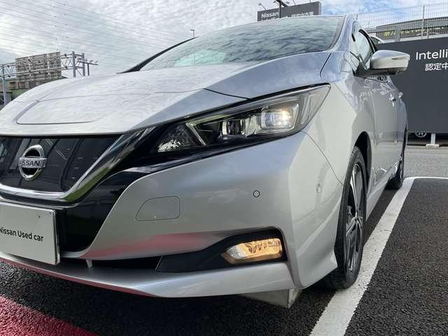 ＬＥＤヘッドライトはハロゲンランプの約２倍の光量で明るく遠くを照らし、夜間走行時の視認性を高めます。さらに長寿命や省電力、スタイリッシュな印象も際立たせます。