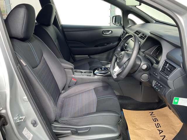 運転席まわりです。実際に座ってみて、乗り心地を体験してみてください。