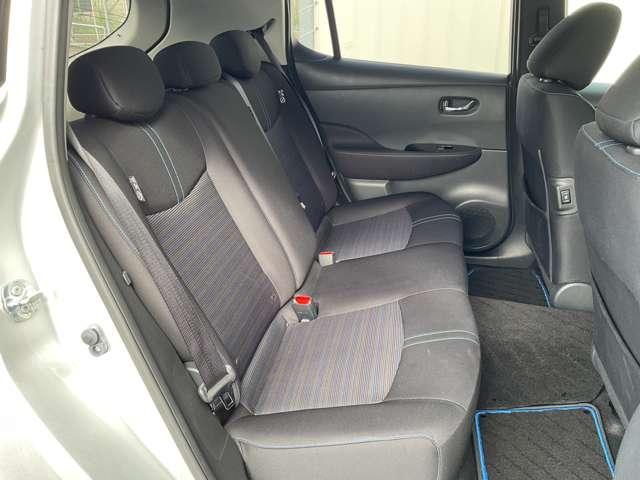 リヤシートは足元空間も広くリラックスしてドライブが楽しめます。