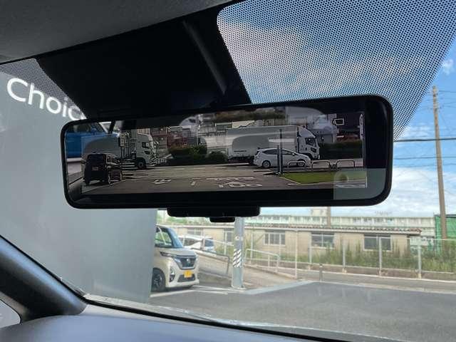 スマートルームミラーです。乗員、ヘッドレスト、積載物などで遮られがちなルームミラーの後方視界を車両後方にあるカメラの画像を映し出しいつもクリアに保ちます。