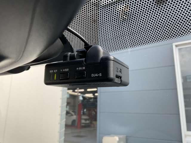 日産純正ドライブレコーダーです。４００万画素の高画質で、もしもの事故の瞬間など、どんな状況下にあってもしっかりと録画し、鮮明な画像で細部まで確認できます。