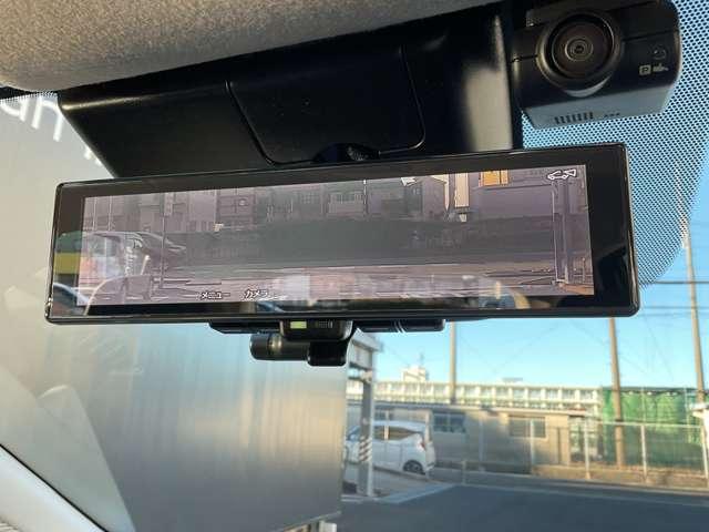 �C���e���W�F���g���[���~���[���t���Ă���܂��B�o�b�N�h�A�ɂ��Ă܂��J�����ƘA�����āA����̉f�������[���~���[�ɉf��܂��B