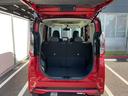 バックドアは大きく開きます。定員乗車時でも十分広いラゲッジスペースを確保しています