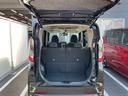 バックドアは大きく開きます。定員乗車時でも十分広いラゲッジスペースを確保しています