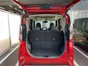 バックドアは大きく開きます。定員乗車時でも十分広いラゲッジスペースを確保しています