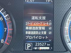 様々な安全機能でドライバーの運転をサポートします。 6