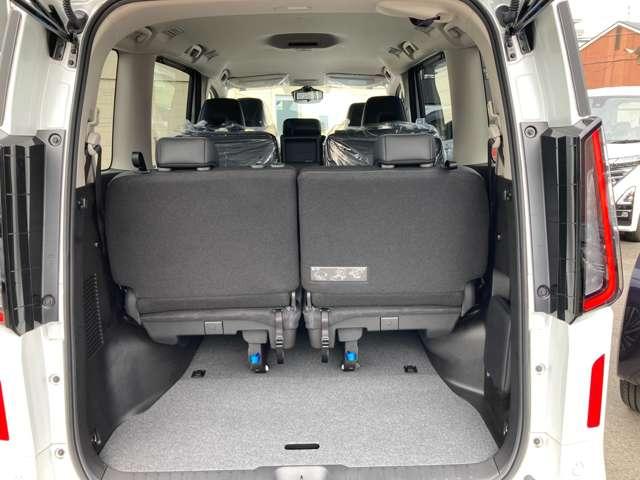セレナ 2.0 ハイウェイスターV 4WD プロパイロット こちらの車両はひょう害車となります。新車保証はありません。軽微な凹みがありますが、走行に問題はございません。店頭にて現車をご確認いただきましてからのみの販売となります。【プロパイロット】パドルシフト★(18枚目)
