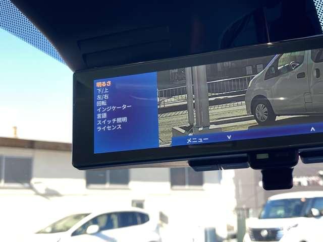 インテリジェントルームミラーです。人や物で視界が遮られてても、車体後部のカメラ映像に切り替えることにより、クリアな後方視界を実現しています。