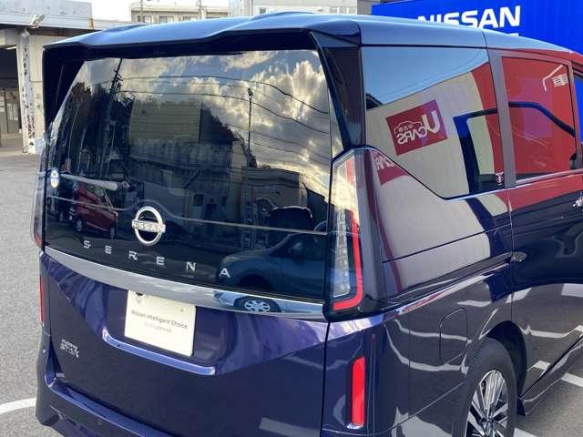 セレナ ２．０　ハイウェイスターＶ　プロパイロット　アラウンドビューモニター　Ｗ電動スライド　レーダークルコン　レーンアシスト　カーナビ　展示試乗車ＵＰ　ＬＥＤランプ　ワンオーナー車　盗難防止システム　カーテンエアバッグ　アルミホイール　キーフリー　メモリ－ナビ　エアコン　禁煙（12枚目）