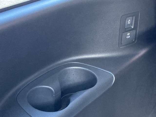 セレナ ２．０　ハイウェイスターＶ　プロパイロット　アラウンドビューモニター　Ｗ電動スライド　レーダークルコン　レーンアシスト　カーナビ　展示試乗車ＵＰ　ＬＥＤランプ　ワンオーナー車　盗難防止システム　カーテンエアバッグ　アルミホイール　キーフリー　メモリ－ナビ　エアコン　禁煙（19枚目）