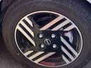 アルミホイール付!鉄ホイールと違って軽いので燃費にも影響してきます。ガソリンの高騰に少しは貢献します!