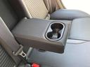 リヤシート中央にドリンクホルダー付きアームレストがあります