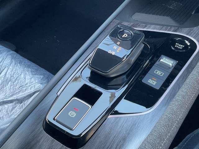 オーラ １．２　Ｇ　雹害車　コネクトナビ　ＢＯＳＥ　寒冷地　こちらの車両はひょう害車となります。新車保証はありません。軽微な凹みがありますが、走行に問題はございません。店頭にて現車をご確認いただきましてからのみの販売となります。（14枚目）