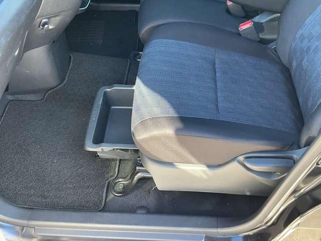 ����ȃV�[�g�̍��֎q�̉��ɃV�[�g�A���_�[�{�b�N�X������A���[�ɕ֗��ł��B