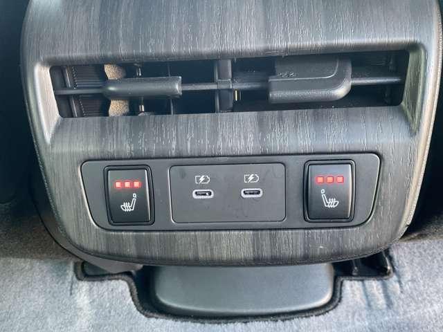 ���E�̃t�����g�V�[�g�A�㕔���Ȃɂ��A�q�[�^�[�@�\���t���Ă��܂��B