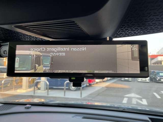 �C���e���W�F���g���[���~���[�ł��B�l�╨�Ŏ��E���Ղ��ĂĂ��A�ԑ̌㕔�̃J�����f���ɐ؂�ւ��邱�Ƃɂ��A�N���A�Ȍ�����E���������Ă��܂��B