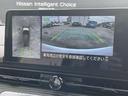 アラウンドビューモニターです。上空からお車の周りを見る感覚で表示されますので、車庫入れも簡単