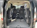 ３列目のシートを左右に跳ね上げれば大きな荷室ペースになります。