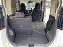後部座席は分割で折りたたみ可能です。
