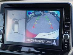 アラウンドビューモニターです。上空からお車の周りを見る感覚で表示されますので、車庫入れも簡単 4