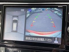 アラウンドビューモニターです。上空からお車の周りを見る感覚で表示されますので、車庫入れも簡単 5