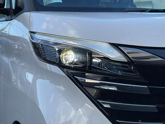 ＬＥＤヘッドライトはハロゲンランプの約２倍の光量で明るく遠くを照らし、夜間走行時の視認性を高めます。さらに長寿命や省電力、スタイリッシュな印象も際立たせます。