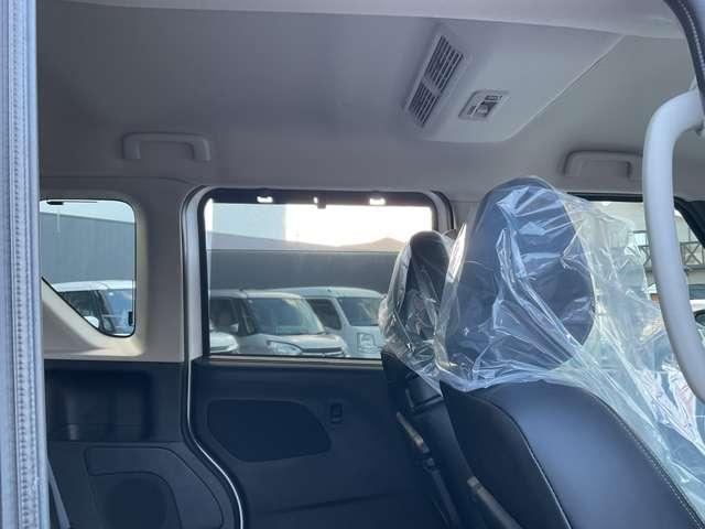 ◆◆◆シーリングファンです。全席のエアコンの風を後部座席まで送風できます。スライドドアにもシェイドを装備し、日よけにも便利です