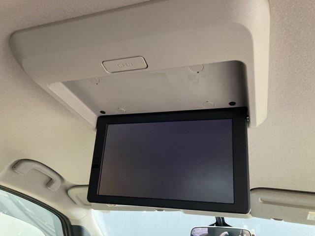セレナ 2.0 ハイウェイスター Vセレクション 後席モニター 純正9インチナビ 全周カメラ I-STOP サイドカメラ 両側ASD Aクルーズ 車線逸脱 LEDヘッドライト バックカメラ ETC TVナビ ドライブレコーダー キーレス オートエアコン メモリーナビ エアバッグ(4枚目)