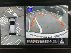 アラウンドビューモニターです。４つのカメラからの映像を合成・処理することで空から見下ろすような視点で周囲を確認でき、駐車時のクルマの位置確認がスムーズになります。 5