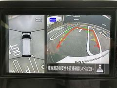 アラウンドビューモニターです。４つのカメラからの映像を合成・処理することで空から見下ろすような視点で周囲を確認でき、駐車時のクルマの位置確認がスムーズになります。 4