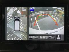 アラウンドビューモニターです。４つのカメラからの映像を合成・処理することで空から見下ろすような視点で周囲を確認でき、駐車時のクルマの位置確認がスムーズになります。 5