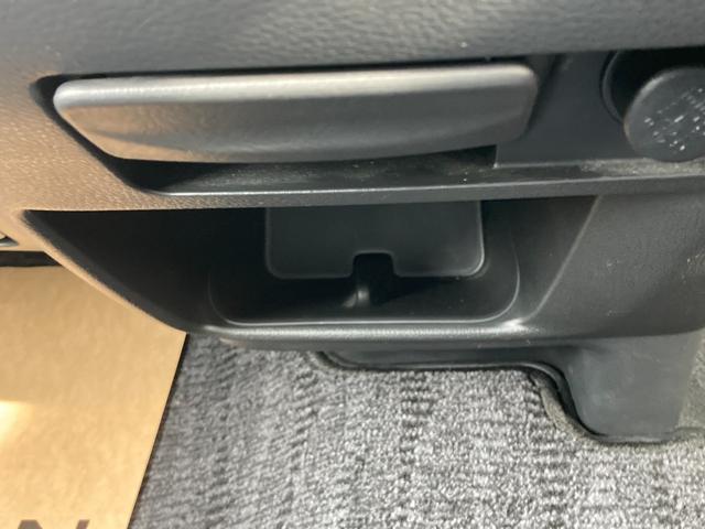 NV350キャラバンバン 2.0 プレミアムGX ブラックギア ロングボディ ★アラウンドビューモニター★助手席側オートスライドドア★LEDライト★衝突被害軽減ブレーキ★純正ナビ★フルセグTV、CD録音再生、DVD再生、AUX、Bluetoothハンズフリー/音楽再生・携帯★(22枚目)