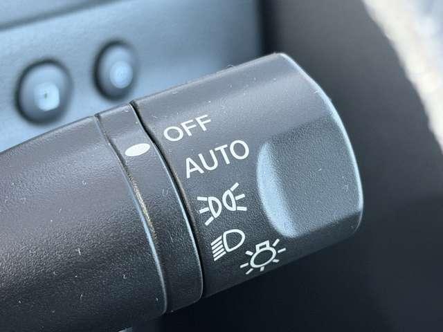 �I�[�g���C�g�X�C�b�`�ł��B�g���l���ȂǎԊO�̖��邳�����m���Ď����Ńw�b�h���C�g��_�����܂��B