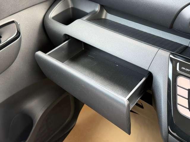 �_�b�V���{�[�h����ȑ��㕔�ɃC���X�g�A�b�p�[�{�b�N�X������A���[�ɕ֗��ł��B