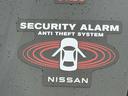 純正セキュリティーアラーム付いています。大切なお車の盗難リスクを減らしてくれます。