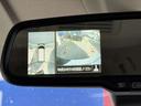 アラウンドビューモニターの映像はルームミラーに内蔵のモニターでも確認できます。