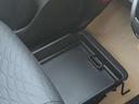 助手席シートの座椅子の下にシートアンダーボックスがあり、収納に便利です。