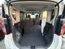 後部座席は分割で折りたたみ可能です。