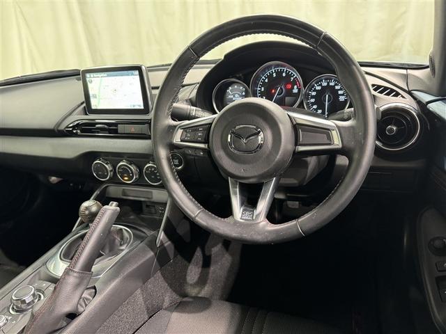 運転席まわりです。　各操作スイッチは使いやすい位置に配置されてます。