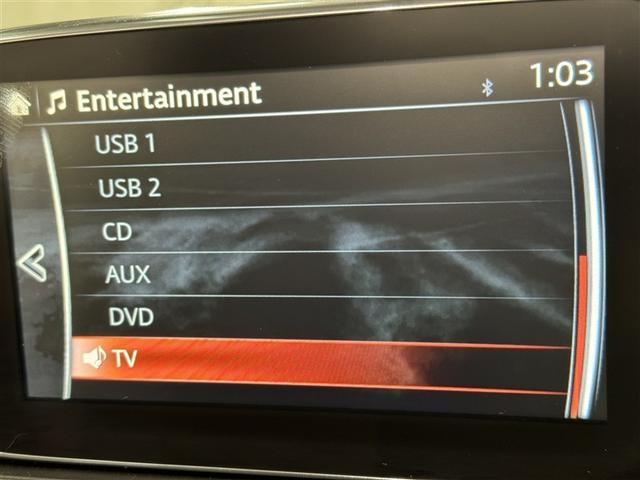 ＴＶが見れるチューナーを装備しています。　新しい車でも付いていないことで、ＴＶが見れない事も多々あるので要チェックです。