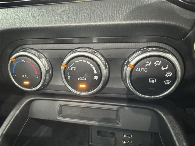 ★エアコンパネル★温度設定で操作ができるオートエアコンが装備されています！