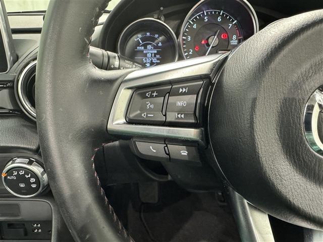 ステアリングスイッチ付き。前方から目を離すことなく操作することが可能です。