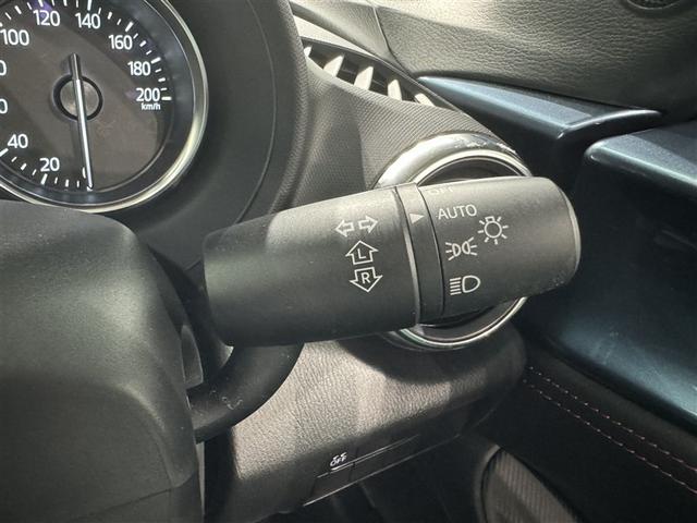 【オートライト】車外の明るさに応じて、自動的にライトの点灯・消灯をしてくれます。