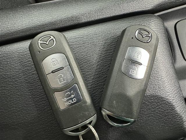 鍵がポケットの中でもドア開閉・エンジンスタートが可能な便利なスマートキーです！