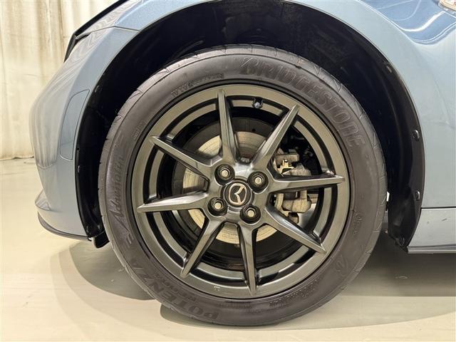 スポーティな印象を与える純正ホイールです。どこまでも走っていきたくなるようなデザインですね♪